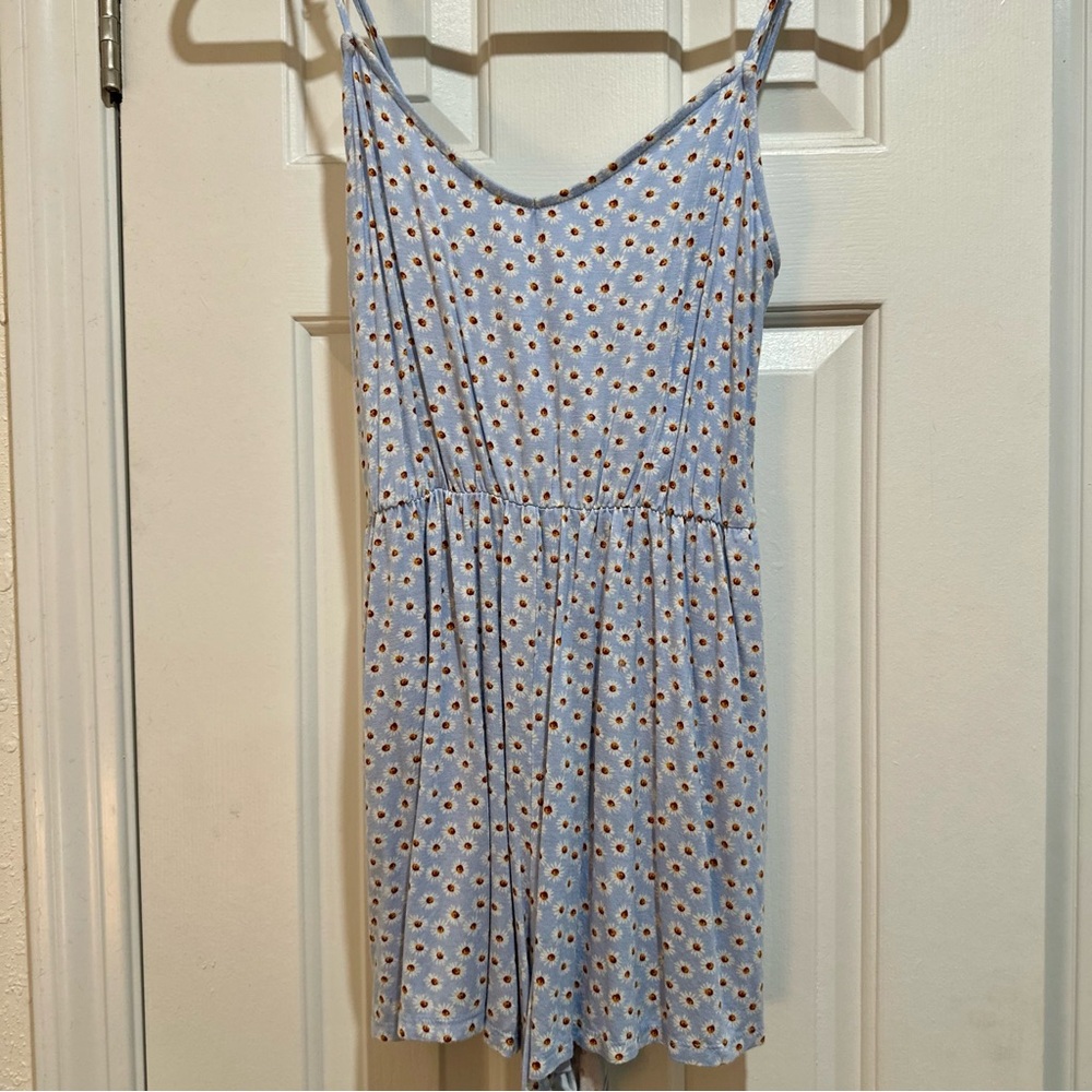Sky and Sparrow M blue daisy print romper